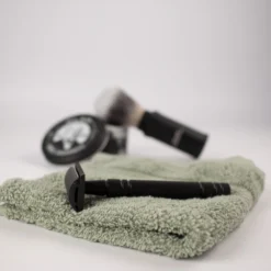 Geschenkbox: Rasur Schwarz -Karseifen Verkäufe nachhaltige Rasur schwarze Produkte Klar Seifen 6057 f4da1c34 b08b 4277 b368 78ef4b2cdb65 scaled